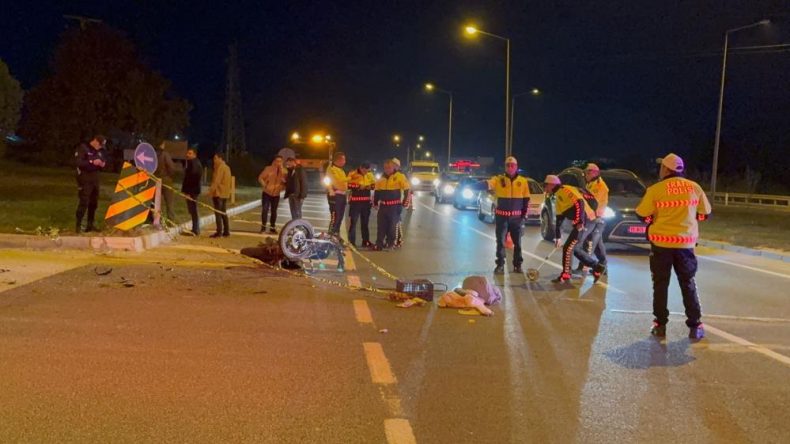 Motosiklet ile midibüs çarpıştı: 1 ölü