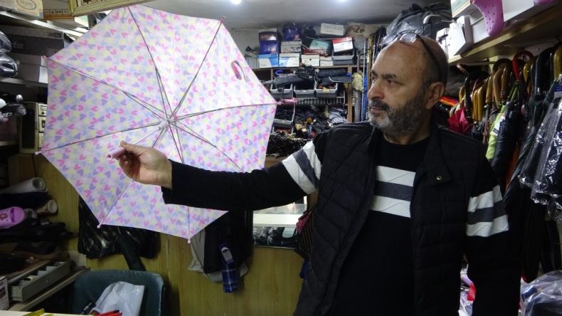 Ne tamir ne satış kaldı: Kocaeli’nin son şemsiye ustası ayakta kalmaya çalışıyor