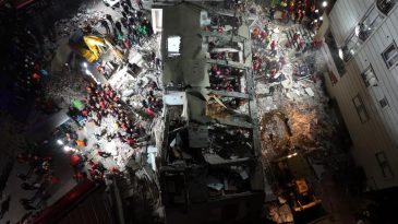 Enkaz başında 14. saat: Hummalı çalışma sürüyor