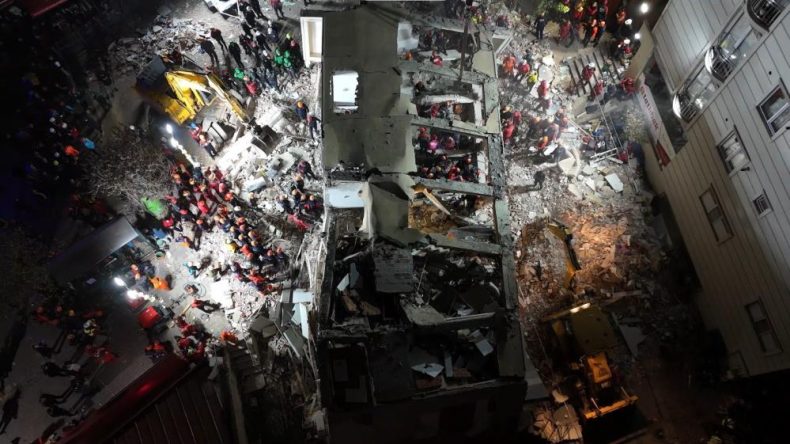 Enkaz başında 14. saat: Hummalı çalışma sürüyor