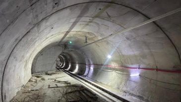 4 kişiye mezar olan binanın yakınından geçen metro hattının içi görüntülendi