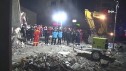 Enkaz başında 12. saat: Anne ve baba aranıyor