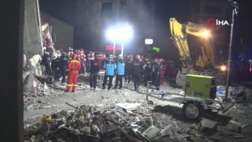 Enkaz başında 12. saat: Anne ve baba aranıyor