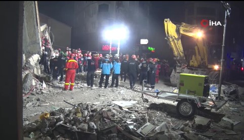 Enkaz başında 12. saat: Anne ve baba aranıyor