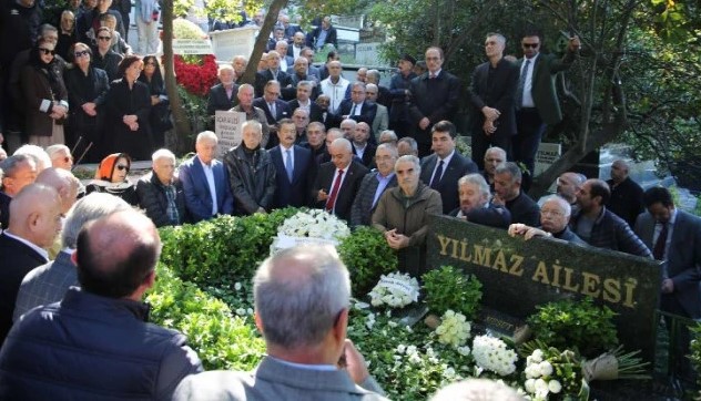 Eski Başbakan Mesut Yılmaz kabri başında anıldı; Sefer Ekşi de oradaydı