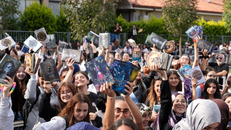 Kocaeli Kitap Fuarı’nda kitap aşkı kuyruklara sığmadı