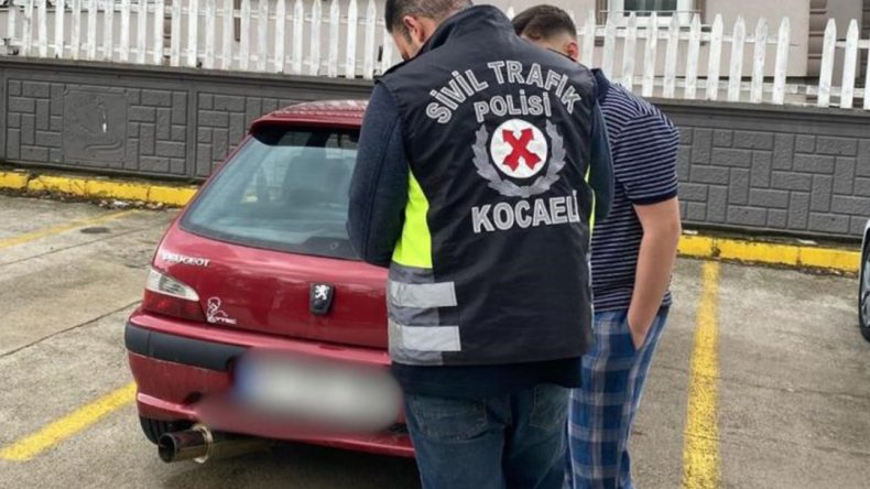 Düğün konvoyunda gürültü yapan araç trafikten men edildi