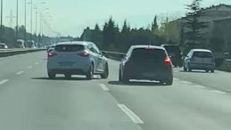 Otoyolda tehlikeli dakikalar: 5 araç birbirine girdi