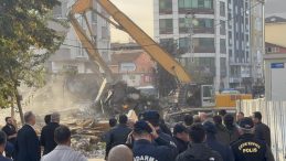 Kocaeli’de 4 kişiye mezar olan binanın enkazı kaldırılıyor