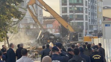 Kocaeli’de 4 kişiye mezar olan binanın enkazı kaldırılıyor