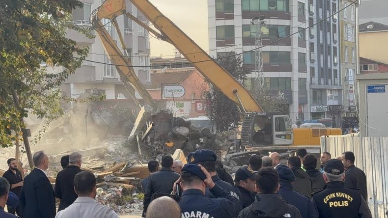 Kocaeli’de 4 kişiye mezar olan binanın enkazı kaldırılıyor