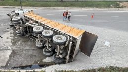 Kocaeli’de kaza: Kamyon devrildi