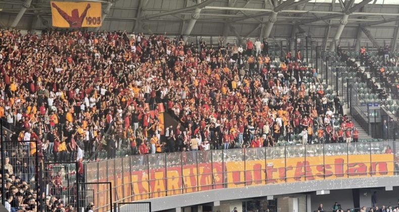 Galatasaray taraftarından Selçuk İnan tezahüratı