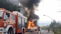 Kartepe’de seyir halindeki otomobil alev aldı