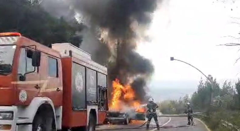Kartepe’de seyir halindeki otomobil alev aldı