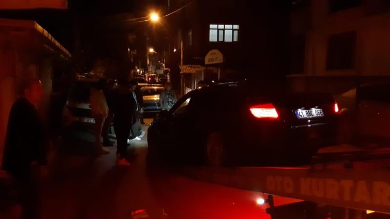 Lüks otomobilin içinde dehşeti yaşadı: Defalarca bıçaklandı, kaçarken kaza yaptı