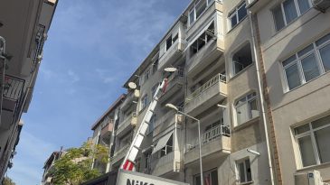 Kolonlarında çatlaklar tespit edilen 5 katlı bina tahliye edildi