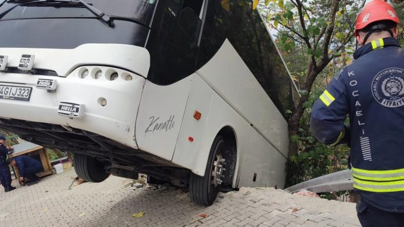 Facianın eşiğinden dönüldü: Tur otobüsü şarampole düştü