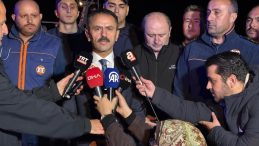 Kocaeli Valisi Aktaş: “Yangın devam ediyor, 25 kişi sağ salim kurtarıldı”