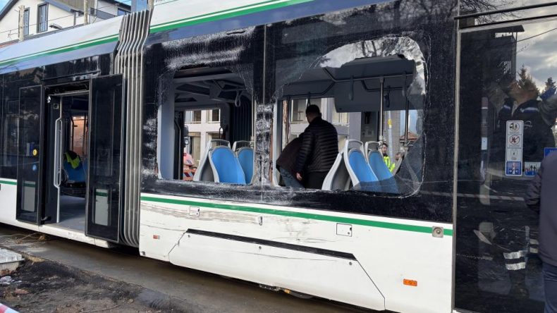 İzmit’te çöp kamyonu tramvaya çarptı: Yaralılar var