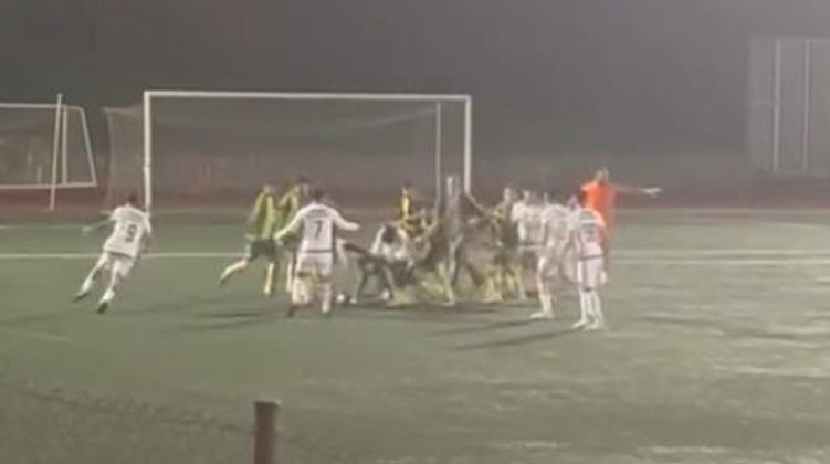 Amatör maçta saha karıştı: Futbolcular tekme tokat birbirine girdi