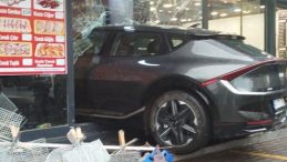 Kontrolden çıkan cip şarküteriye daldı: Aracın altında kalmaktan kıl payı kurtulmuş