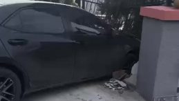 Kocaeli’de kaza: Otomobil bahçe duvarını yıktı