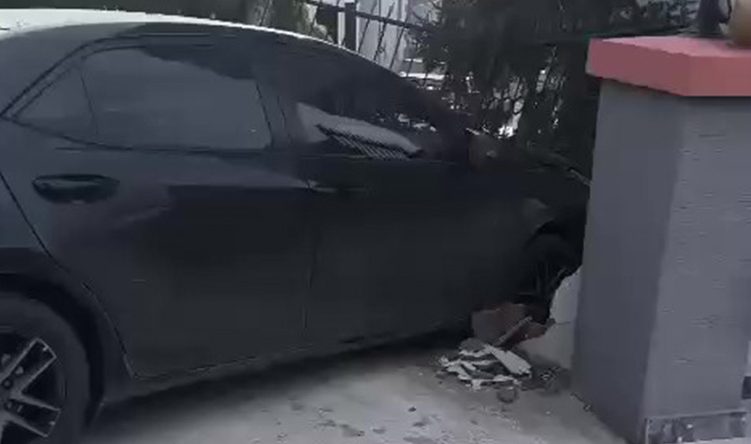 Kocaeli’de kaza: Otomobil bahçe duvarını yıktı