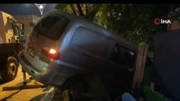 Virajı alamayan araçlar çarpıştı: Panelvan evin bahçesine girdi