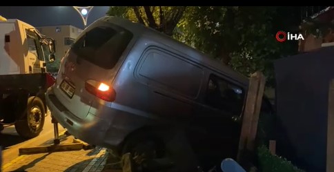 Virajı alamayan araçlar çarpıştı: Panelvan evin bahçesine girdi