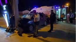 Bisikletliye çarpmamak için manevra yapan otomobil direğe çarptı: 5 yaralı