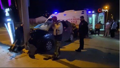 Bisikletliye çarpmamak için manevra yapan otomobil direğe çarptı: 5 yaralı