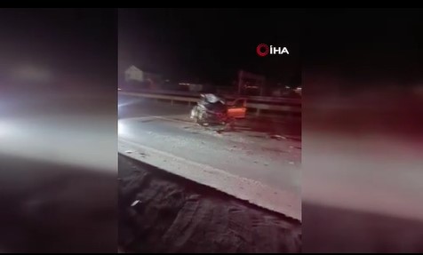 Demir bariyerlere çarpan otomobil parçalandı: Sürücü hastaneye kaldırıldı