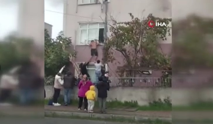 Önce bıçak çekti, sonra binayı ateşe verdi: Binada kalan işçiler dehşeti yaşadı