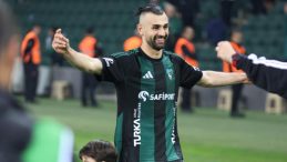 Kocaelispor’un galibiyet sevinci böyle olur: Serdar Dursun göbek attı