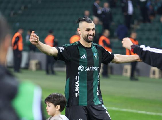 Kocaelispor’un galibiyet sevinci böyle olur: Serdar Dursun göbek attı