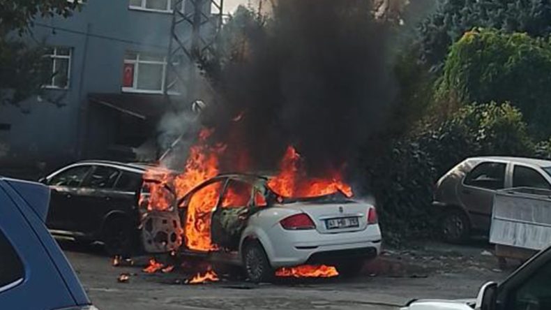 Otomobil alev aldı, bitişikteki araca da sıçradı