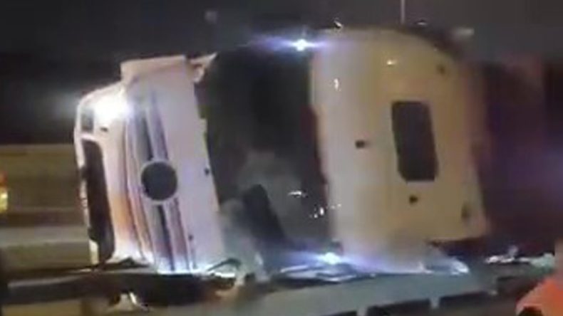 Başiskele’de kaza: Virajı alamayan tır devrildi