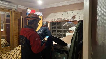 5 katlı apartmanın yanındaki inşaat çalışması, 1’inci kattaki dairenin odasının duvarını yıktı