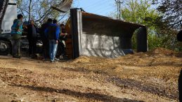 İzmit’te kaza: Kamyonun damperi devrildi