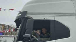 Yardım konvoyundaki kadın sürücü vatandaştan alkış aldı