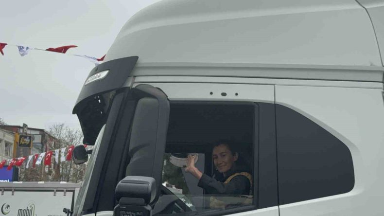 Yardım konvoyundaki kadın sürücü vatandaştan alkış aldı