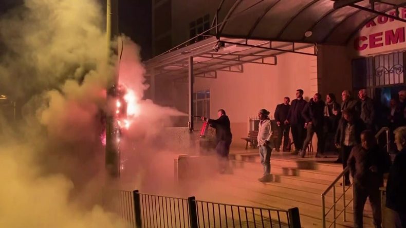 Cemevinde korku dolu anlar: Elektrik panosu patladı