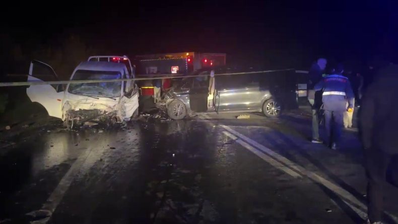 Panelvan ile kamyonet çarpıştı: Ölü ve yaralılar var