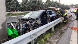 Otomobil önce bariyere, sonra yön tabelasına çarptı: Yaralı var