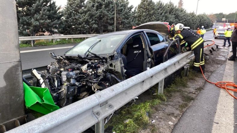 Otomobil önce bariyere, sonra yön tabelasına çarptı: Yaralı var