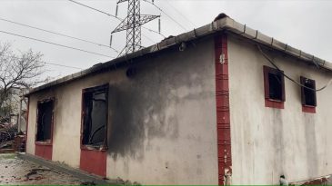 Fırtına böyle vurdu: Evlerin çatıları uçtu, yangın çıktı bir ev tamamen kullanılamaz hale geldi