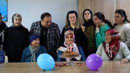 Hayatındaki ilk doğum gününü 77 yaşında kutladı