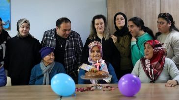 Hayatındaki ilk doğum gününü 77 yaşında kutladı