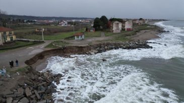 Deniz 50 metre içeri girdi: Korku içinde yaşıyorlar